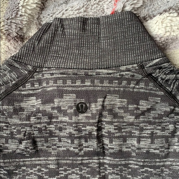 Lululemon Long Sleeved Top - Picture 6 of 6